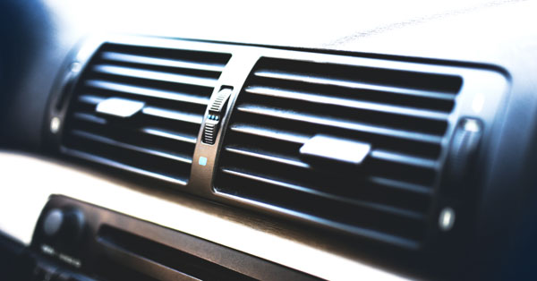 Paranna auton sisäilmaa ilmastoinnin huollolla ja raitisilmasuodattimen vaihdolla.